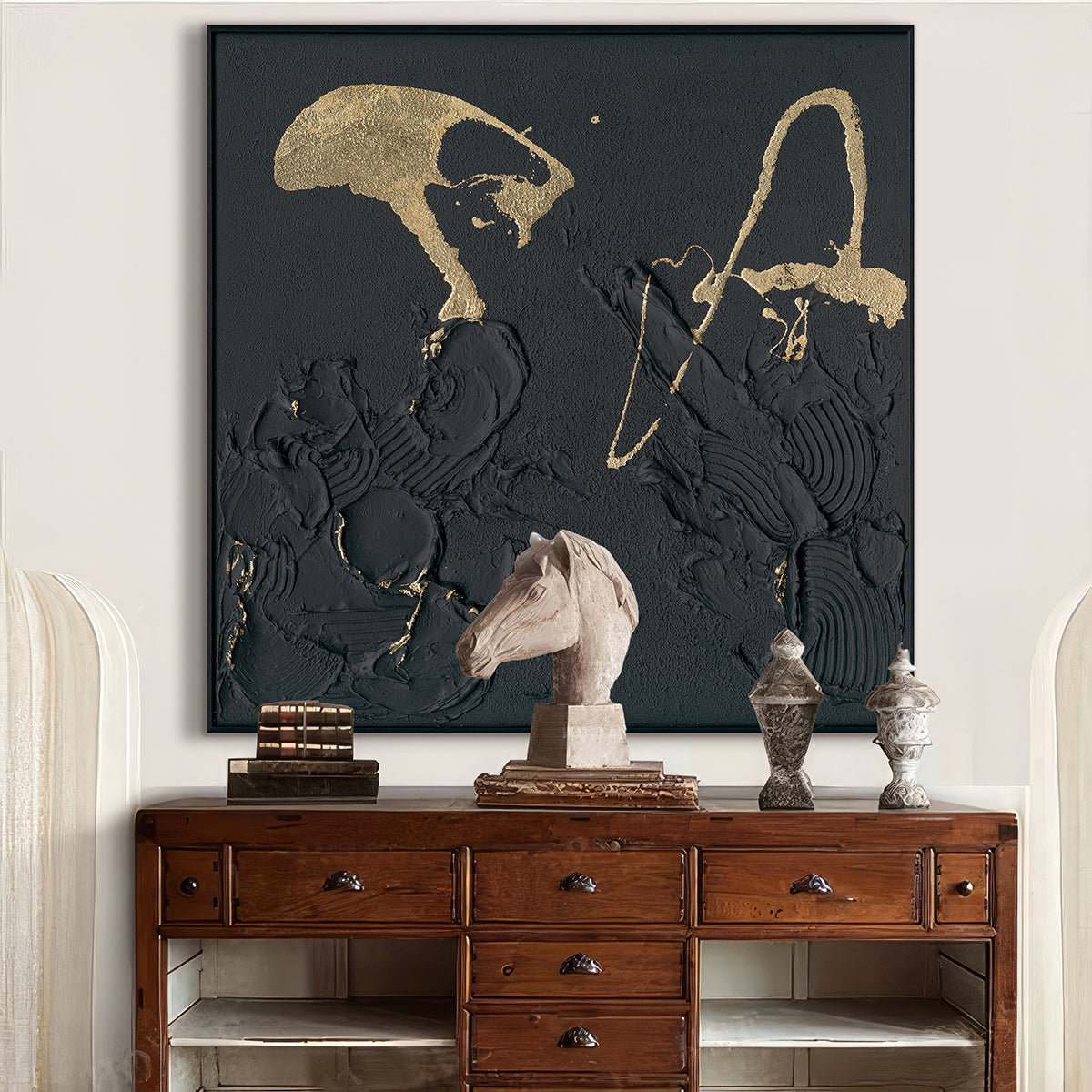 فن جداري تجريدي يدوي الصنع – لوحة سوداء ذات ملمس مع لمسات ذهبية