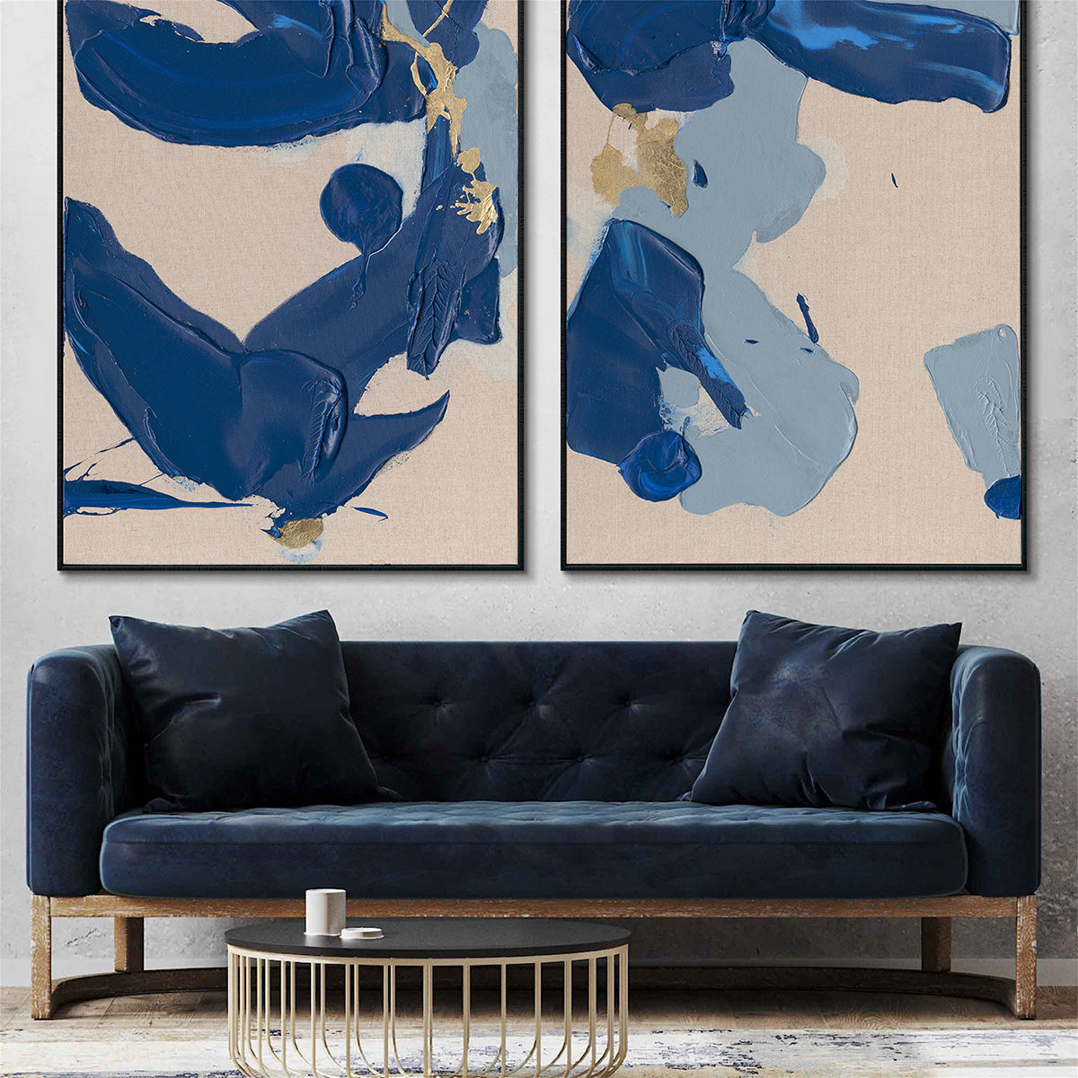Lienzo abstracto pintado a mano con pinceladas audaces en azul marino y acentos dorados