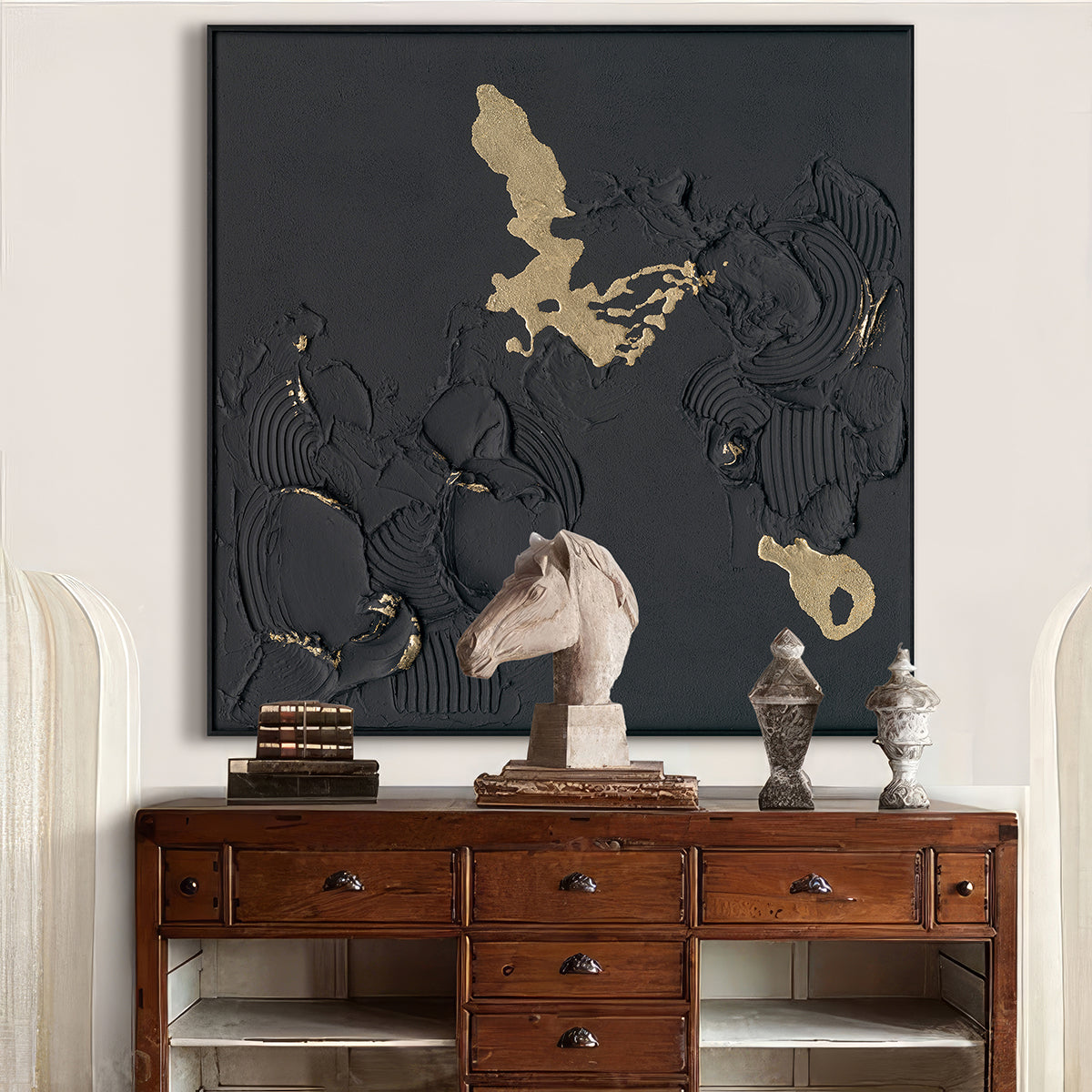 فن جداري تجريدي يدوي الصنع – لوحة سوداء ذات ملمس مع لمسات ذهبية